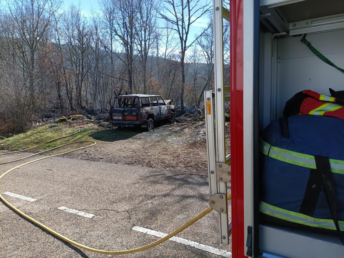 Extinción del incendio en un vehículo en Pedrazales