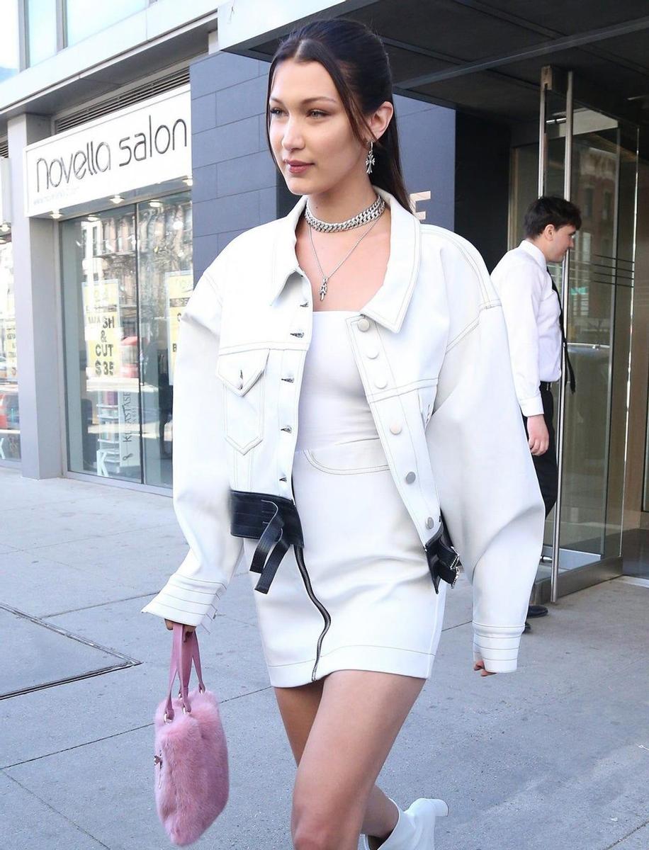 Bella Hadid agrega color con su bolso de pelo rosa