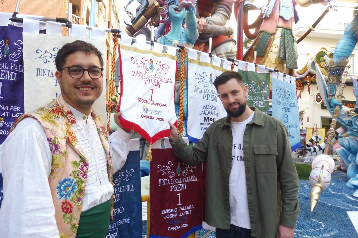 El presidente de Màrtirs, Jaime López, con el artista Josué Beitia, el miércoles.