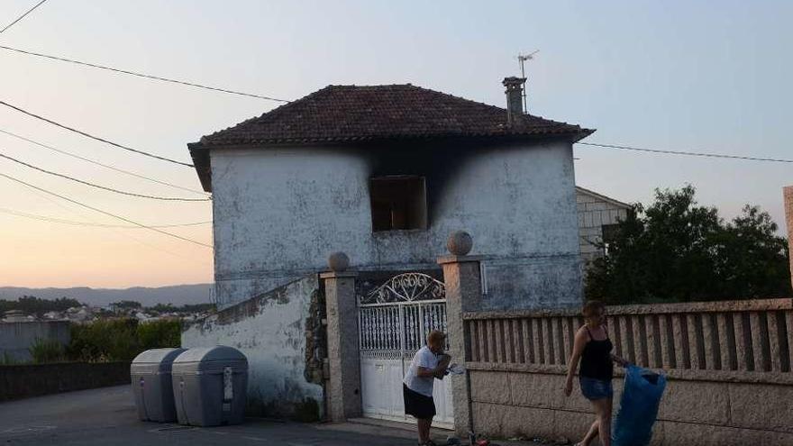 Vivienda afectada por las llamas en la madrugada de ayer. // Noé Parga