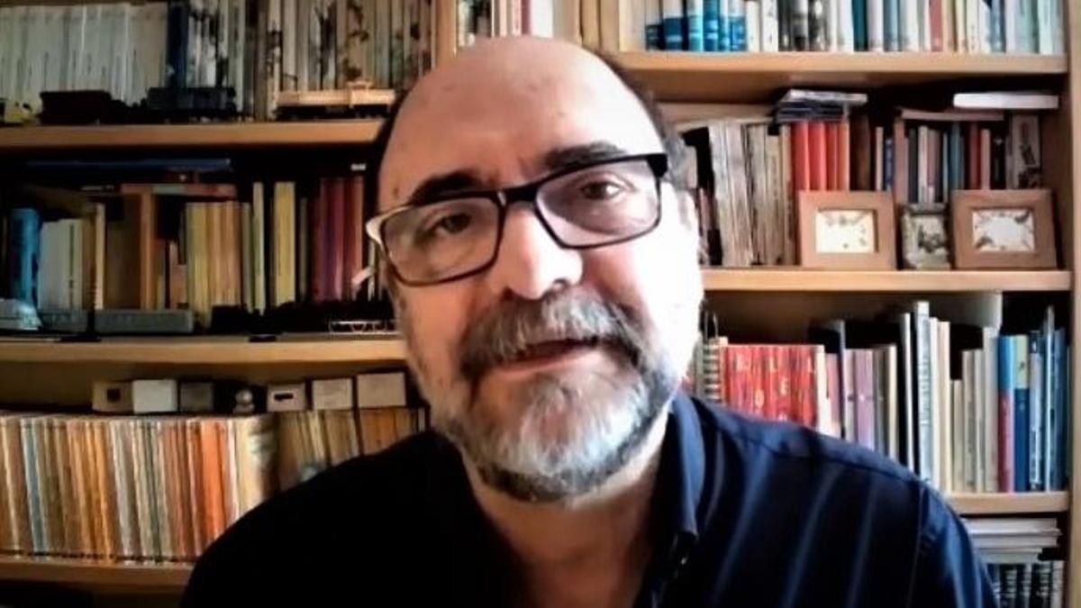 El escritor Fernando Lalana durante el encuentro virtual con los estudiantes del IES Monegros-Gaspar Lax.