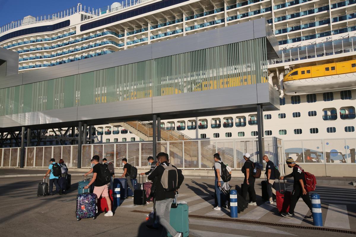 El crucero MSC Seaview en el Moll Adossat y los cruceristas visitan la ciudad.