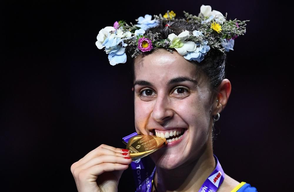 La jugadora española Carolina Marín se convirtió hoy en la deportista con más Mundiales de Bádminton de la historia tras lograr su tercer título al ganar a la india Pusarla Sindhu.