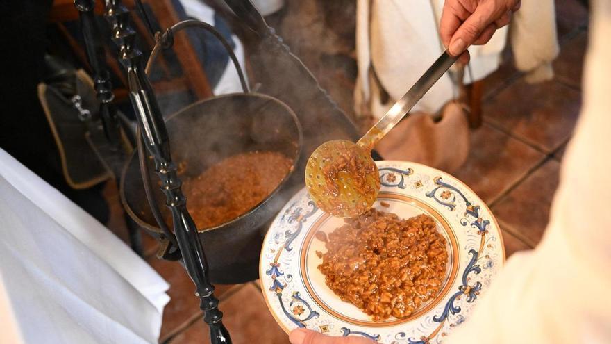 El caldero del Restaurante Las Jarras de Torrevieja triunfa en la segunda jornada de Menjars de la Terra en la Vega Baja
