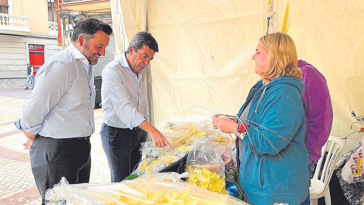 Carlos Mazón, ayer, durante una visita al mercado de la palma blanca de Elx.