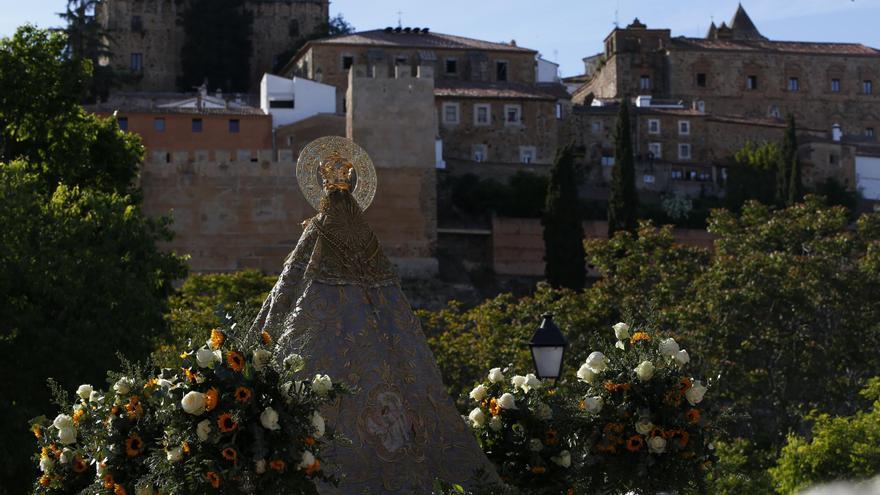 Vídeo | Aplausos y ovación a la Virgen de la Montaña en Concejo