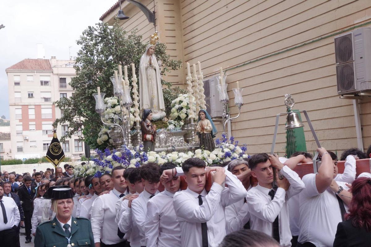 Procesión de la Virgen de Fátima por el barrio de La Trinidad, estrenando la ampliación del trono