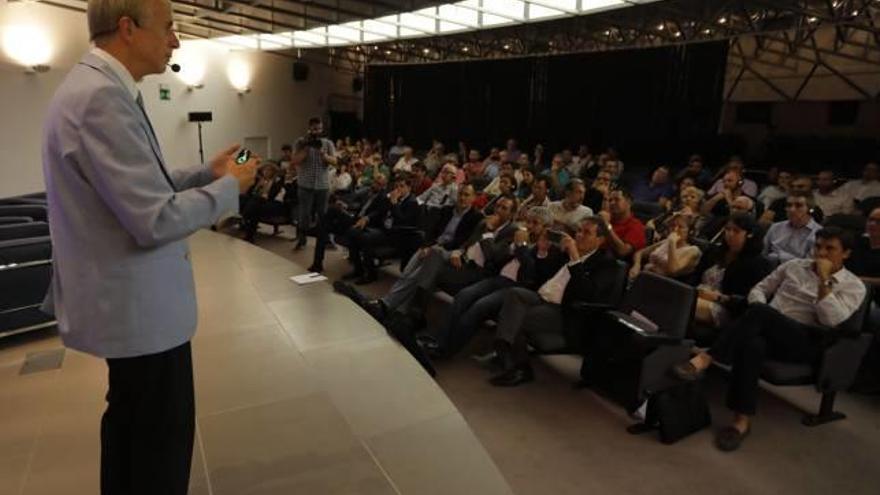 Kevin Warwick y Luis Javier Blas charlan con Lluís Sanchis.