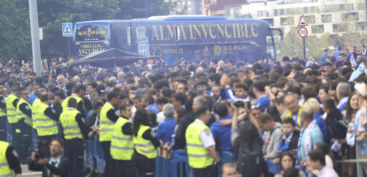 Miles de aficionados, ayer, en los aledaños del Tartiere para  recibir al equipo. | MIKI LÓPEZ
