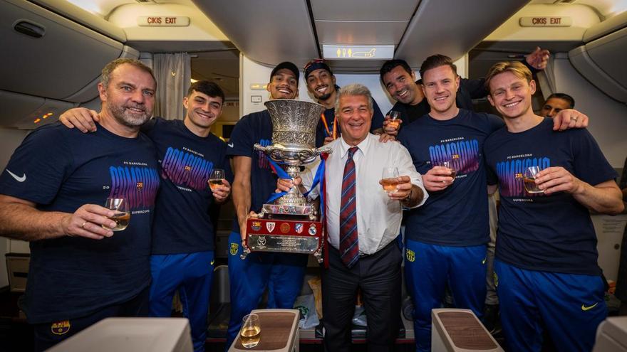 La celebración del FC Barcelona en el vuelo de regreso a Barcelona
