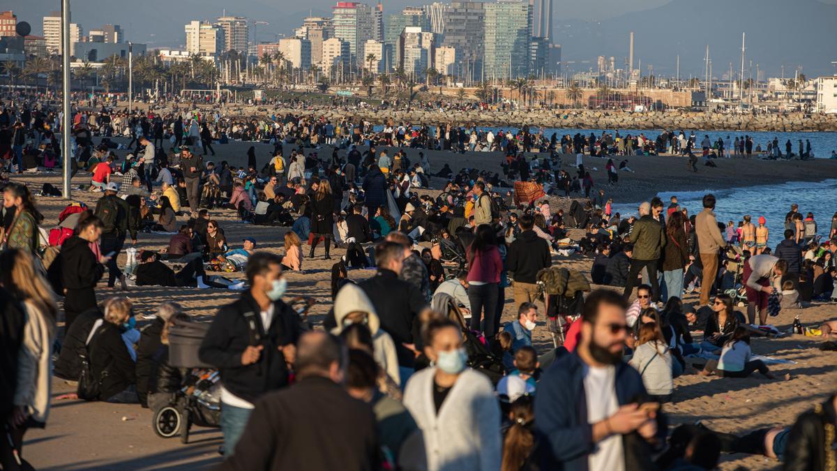 Playas de Barcelona llenas de barceloneses y turistas en día 1 de enero.