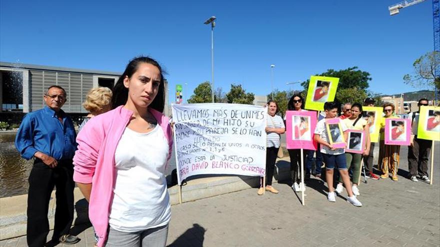 Una joven inicia una protesta ante los juzgados para recuperar a su hijo