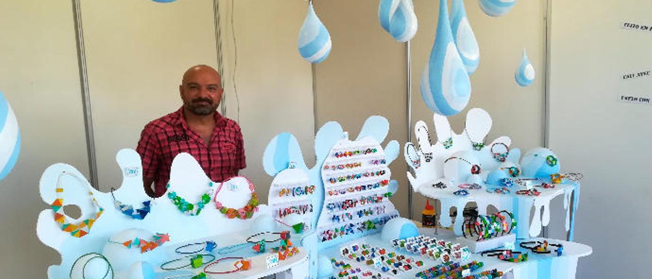 Pedro Marín, artesano de Agüimes, elabora joyas con papel.