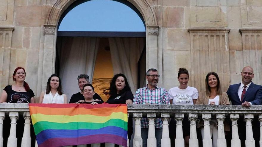 Concejales y representantes del movimiento LGTB, ayer, tras colgar la bandera arcoíris.