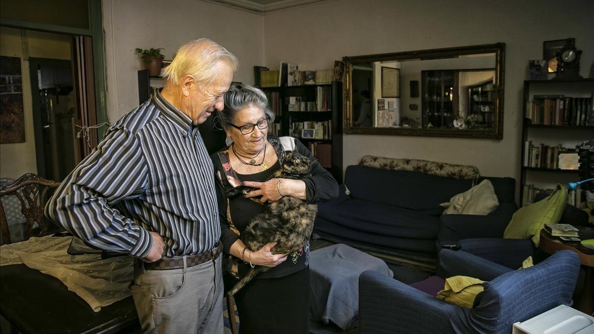 Joan y Montse, en su casa, donde residen desde 1957. Joan y Montse, en su casa, donde residen desde 1957.