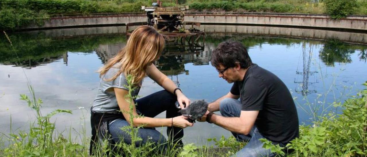 Eugenia Tejón y Ángel González, grabando sonidos en el entorno de Nitrastur, en Langreo.