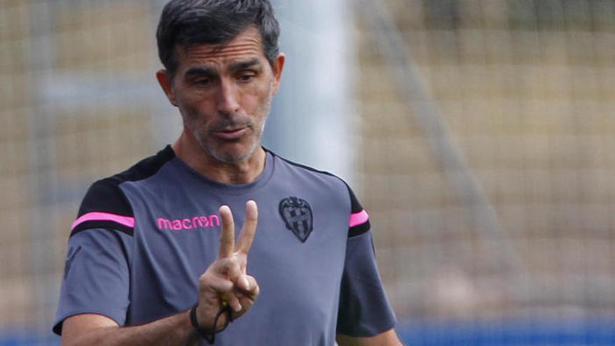 Muñiz, en un entrenamiento del Levante UD