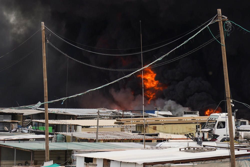 El fuego afecta a vehículos y neumáticos y ha provocado una densa columna de humo negro visible desde muchos puntos de Málaga.