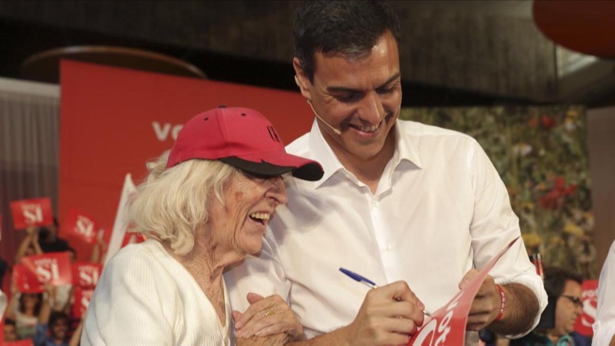 Pedro Sánchez, junto a una simpatizante, este domingo en Zaragoza.