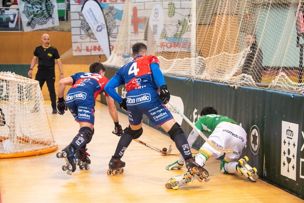 Tombita cae durante el partido ante dos jugadores del Igualada
