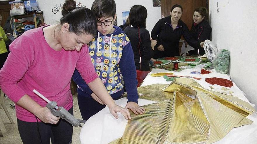 Los integrantes de &quot;Os da Caña&quot; elaboran sus trajes para el carnaval. // FDV