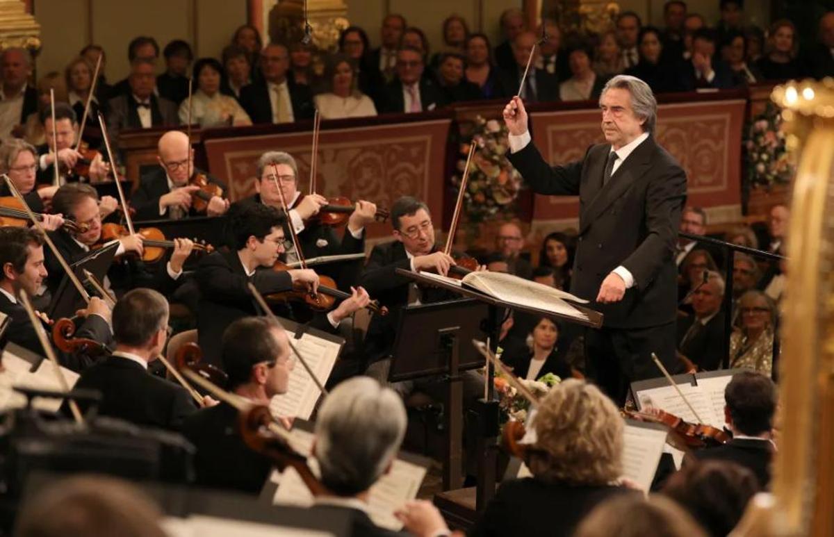 El director de orquesta Riccardo Mutti (d) durante el Concierto de Año Nuevo de la Filarmónica de Viena este miércoles. EFE/ Dieter Nagl/Filarmónica de Viena