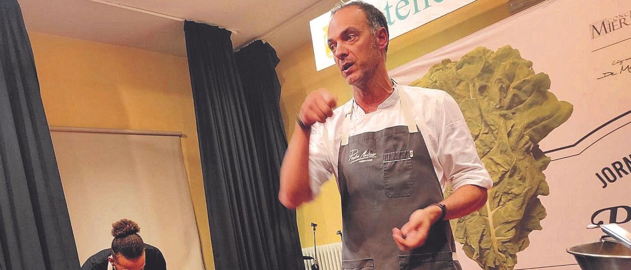 Pedro Martino, durante la demostración en el Ateneo de Turón. | Juanjo Rodríguez