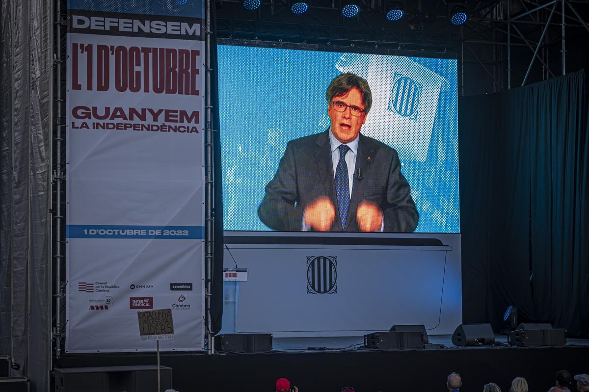 Más de 60.000 personas, según la organización, se citan bajo el Arc de Triomf de Barcelona para reivindicar el 1-O Abucheos a Forcadell y Rovira y aclamación a Puigdemont en el acto convocado por el Consell per la República