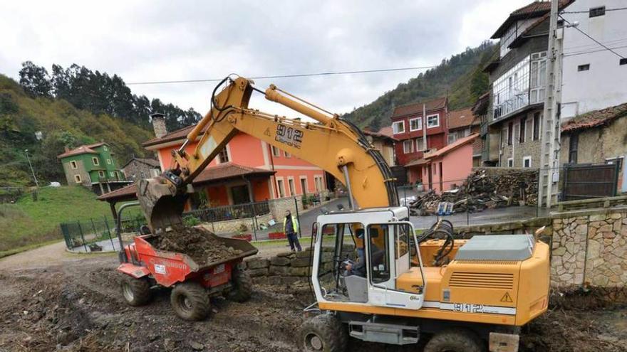 Dos máquinas, trabajando en el río.