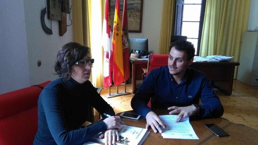 Ruth Martín y Tomás del Bien, en la rueda de prensa ofrecida ayer para explicar las obras del puente.