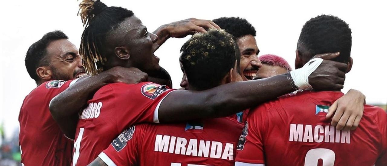 Bikoro celebra con sus compañeros el pase a los cuartos de final de la Copa de África de naciones después de eliminar a Malí en octavos. | FEGUIFUT