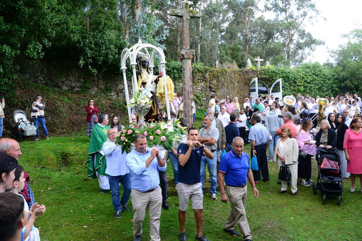 La procesión del año pasado en honor a Santa Ifigenia, en el entorno de la capilla y pazo de Santa Cruz.