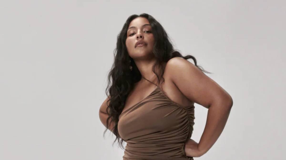 Paloma Elsesser posa con uno de los vestidos de la colección otoño-invierno de Zara