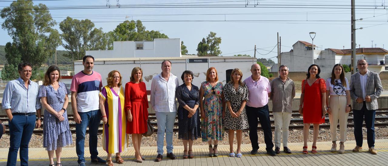 Alcaldes concejales y empresarios del Valle del Guadalquivir, con la subdelegada del Gobierno y la ministra Raquel Sánchez, en la estación de Posadas.