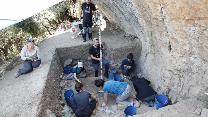 Hallan puntas de flecha de 14.000 años de antigüedad en la Cova la Foia de Vilafranca