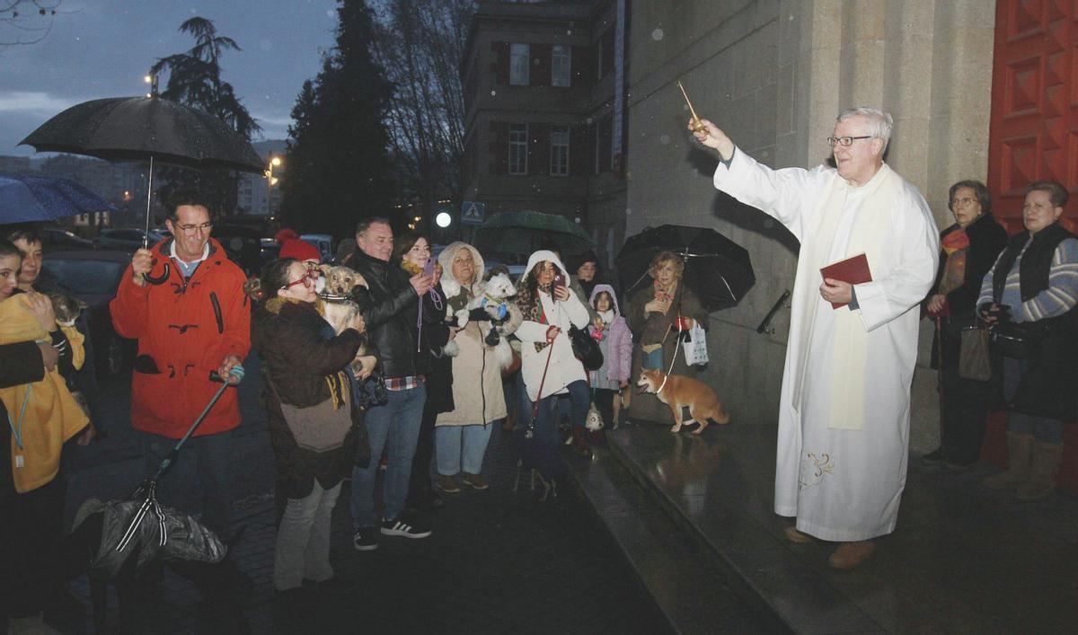 Un sacerdote bendice a las mascotas con motivo del día de San Antón, ayer en Ourense. | Iñaki Osorio