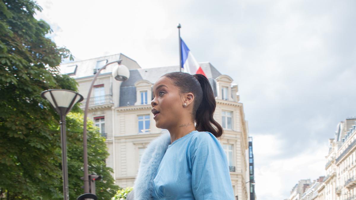 Rihanna con bolso de Dior en París