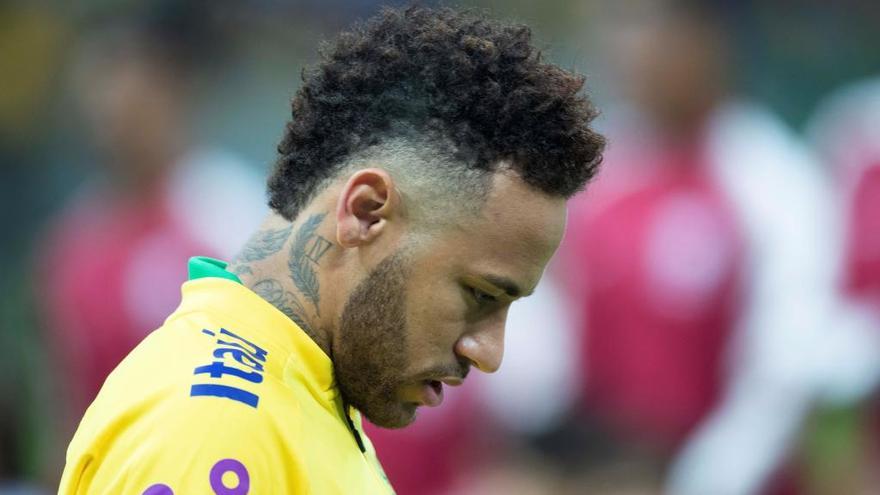 Neymar, cabizbajo durante un partido con Brasil.