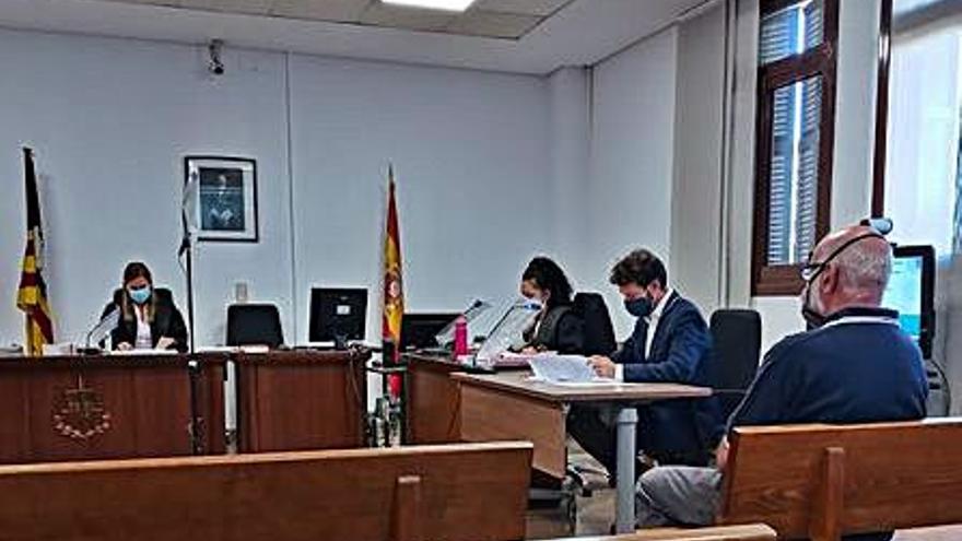 Condenado a 15 meses de cárcel un empleado de un hotel de s’Arenal por robar a los clientes
