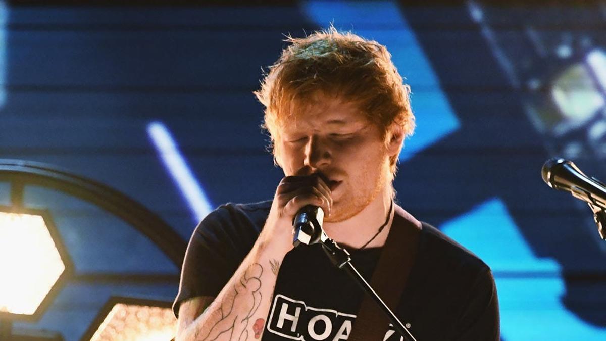 Ed Sheeran durante la actuación de los Grammy 2017