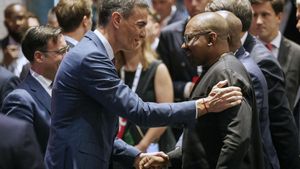 SEVILLA, 29/06/2025.- El presidente del Gobierno español, Pedro Sanchez (i) participa en un acto de Global Citizen Now en el marco de la IV Conferencia Internacional de la ONU sobre Financiación al Desarrollo que comenzará en la capital andaluza este lunes. Sánchez, considera que este encuentro es el momento de la verdad para impulsar la cooperación que haga posibles los objetivos de desarrollo sostenible. Global Citizen Now es la organización líder en el mundo que promueve la erradicación de la pobreza extrema. EFE/ Julio Muñoz