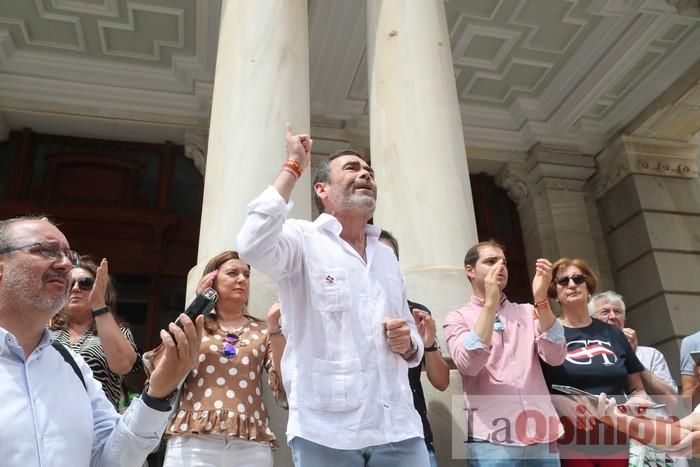 Cientos de personas protestan frente al Ayuntamiento de Cartagena por el pacto entre PP, PSOE y Cs