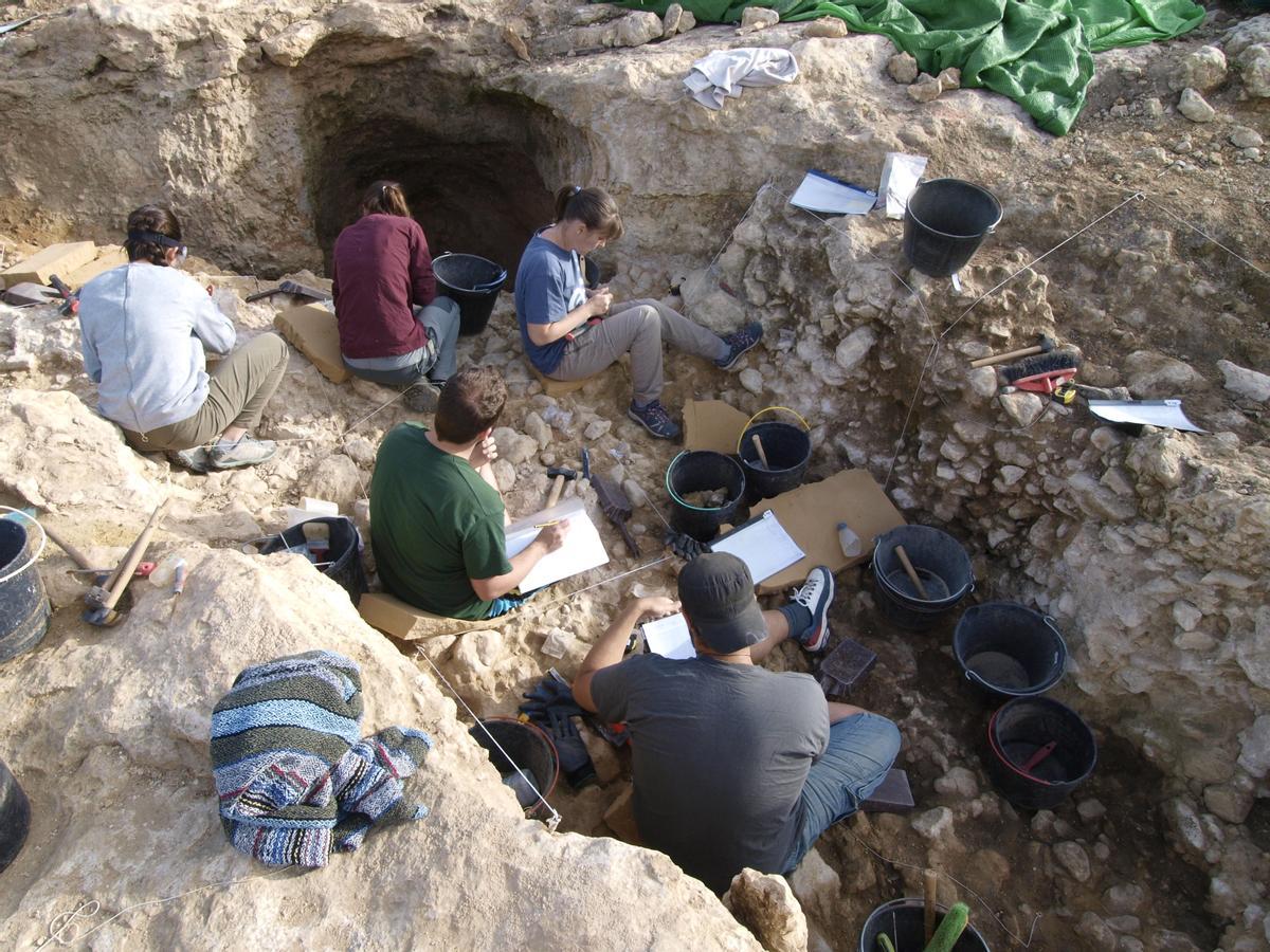 Un equipo de arqueólogos trabajando en el yacimiento de Pinilla del Valle (Madrid).