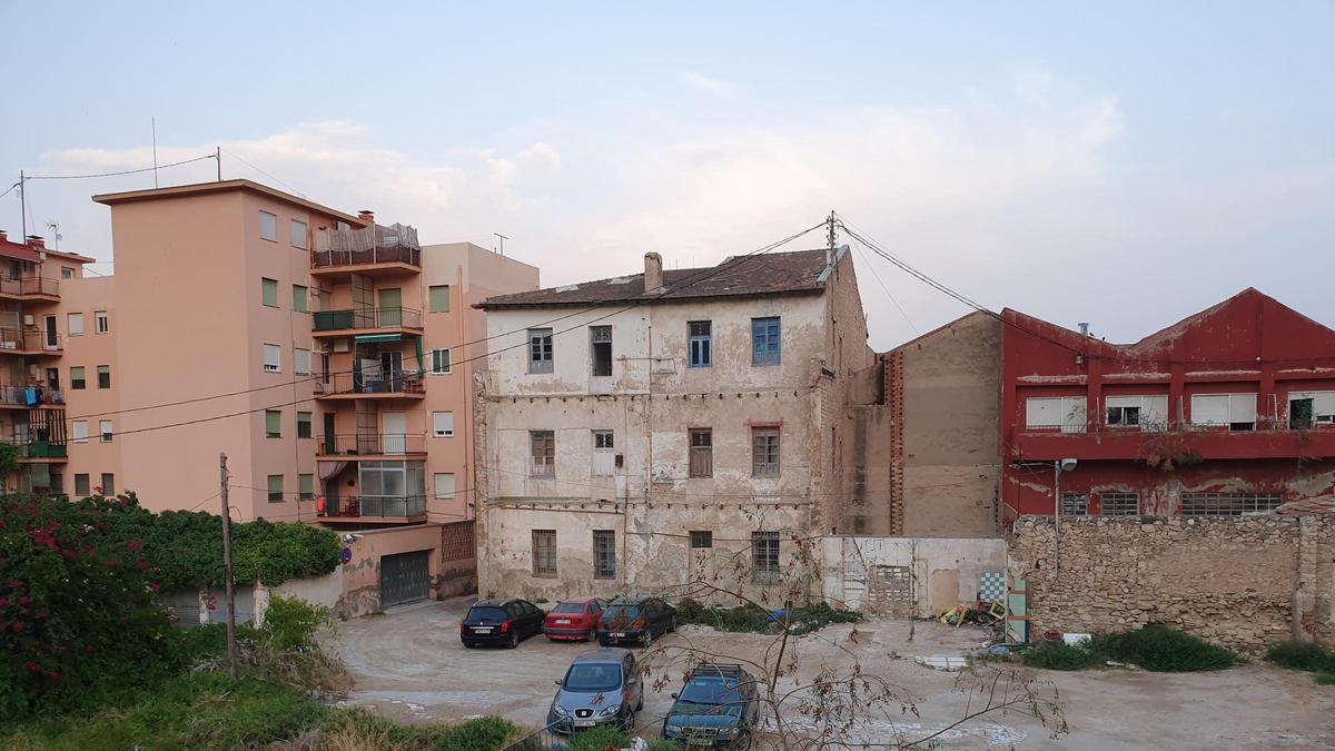Se derrumba el tejado de un edificio abandonado en Alicante