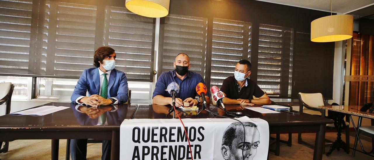 Imagen de la rueda de prensa con Juan Chapapria, Miguel Ángel Robles y Álvaro Mellado