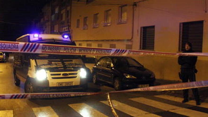 Una furgoneta dels Mossos davant del bloc on s&#039;han localitzat els cadàvers.