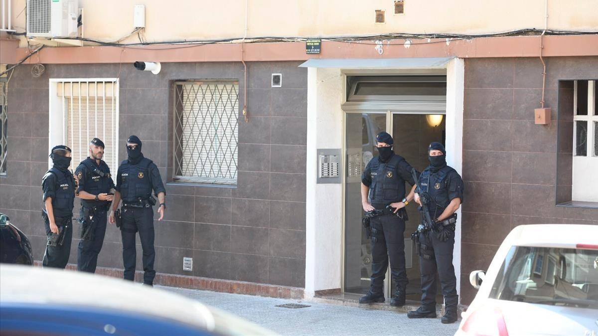 zentauroepp44709627 cornella de llobregat  20 08 2018   miembros los mossos cust180820103147