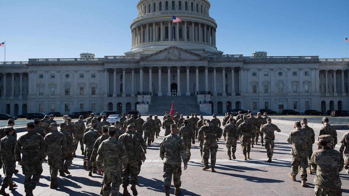 Soldados de la Guardia Nacional se dirigen al Capitolio, este martes.