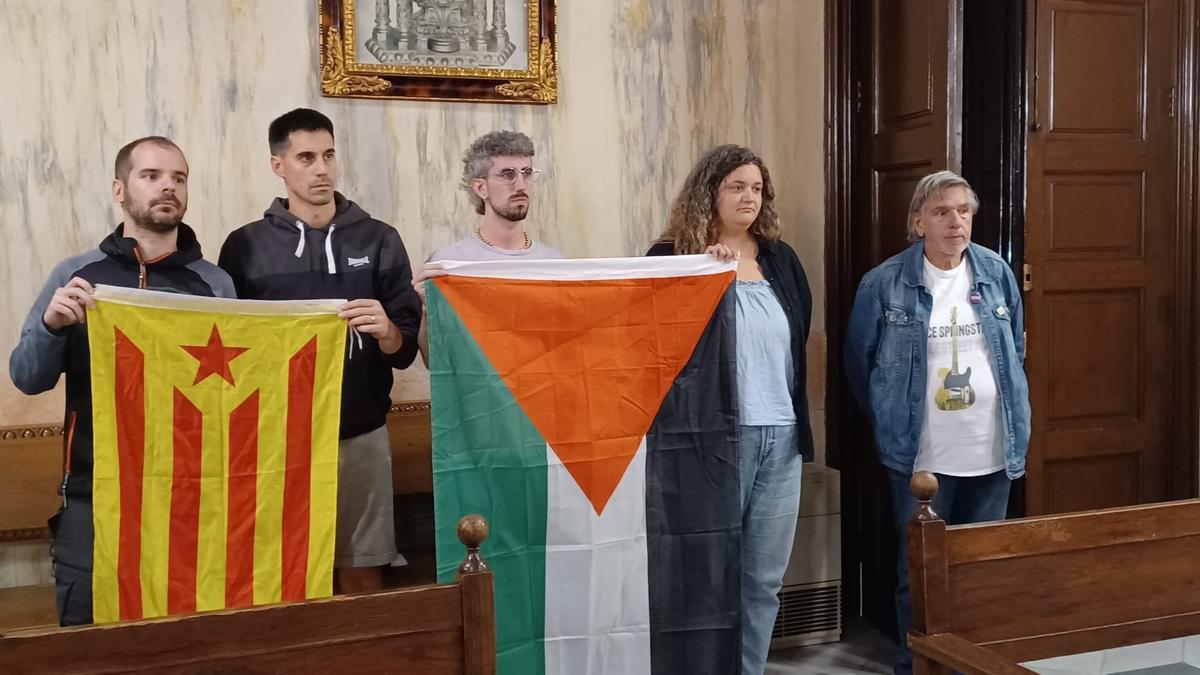 Membres del Casal Panxo amb banderes mentre es llegia la moció