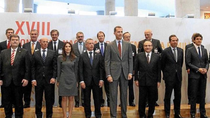 Foto de grup dels participants al congrés, amb el rei Felip VI. A l&#039;esquerra del monarca, Javier Moll